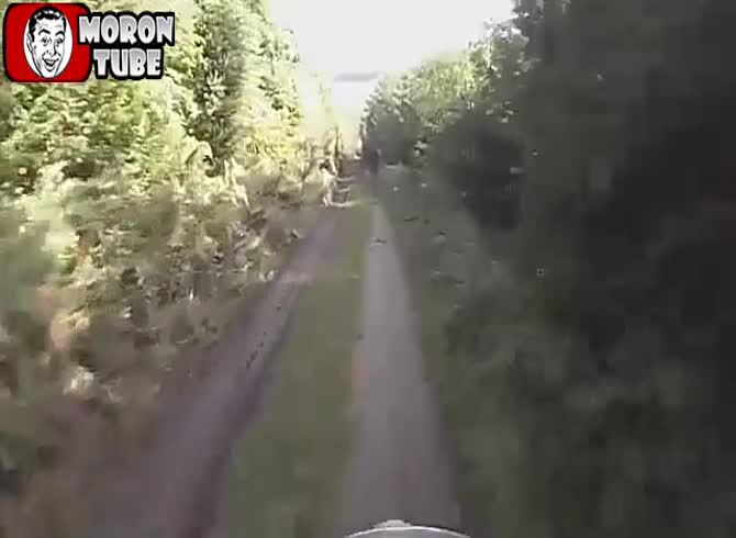 Video :A motorcyclist interrupts this walker's walk, so he screams at him